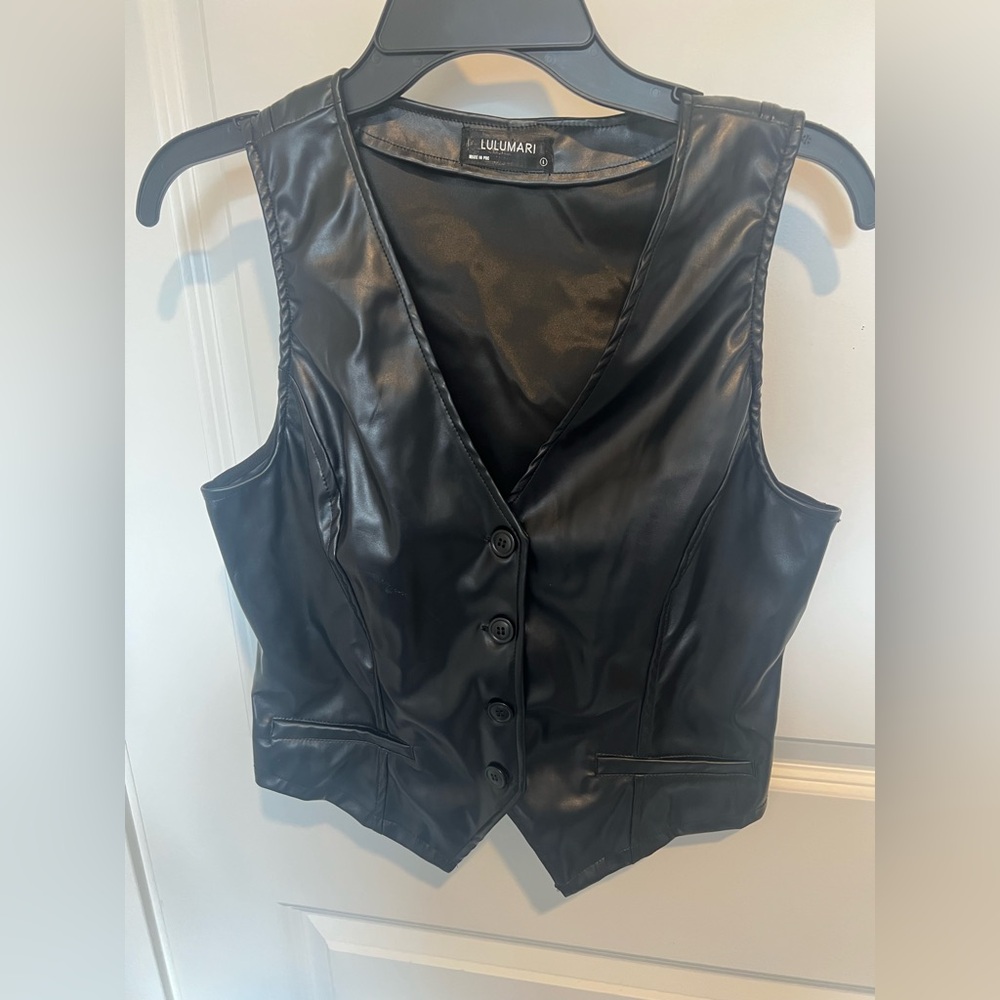 Lulumari Black. Faux Leather Vest Fitted V-Neck - Picture 3 of 3